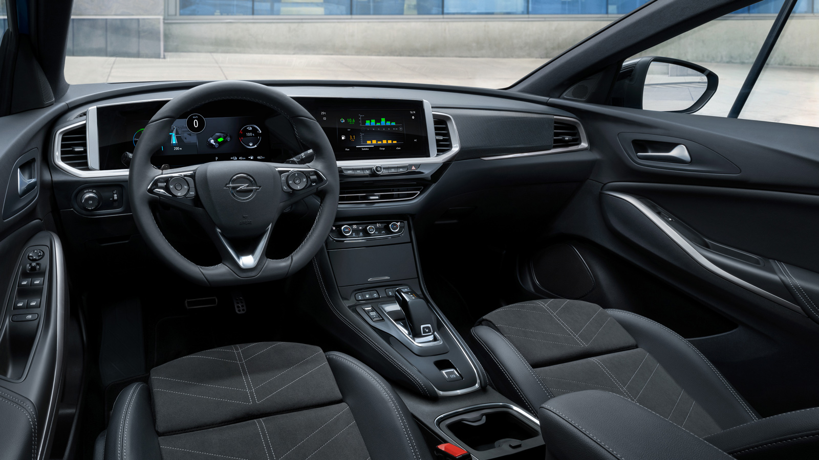 Το Pure Panel, με τις δυο ενσωματωμένες ψηφιακές οθόνες, κυριαρχεί στο εσωτερικό του Grandland
